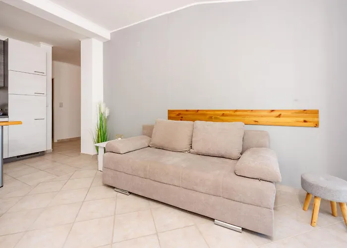 Nina アパート ツリクヴェニツァ